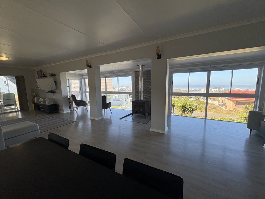 4 Bedroom Property for Sale in Pearl Bay Western Cape